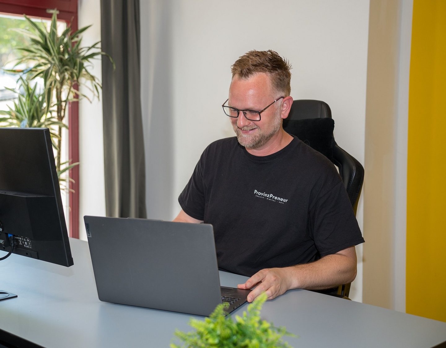 Lars Ehrhardt an seinem Schreibtisch im Büro in Altenburg